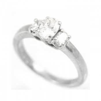 14-karat white gold oval diamond ring 
